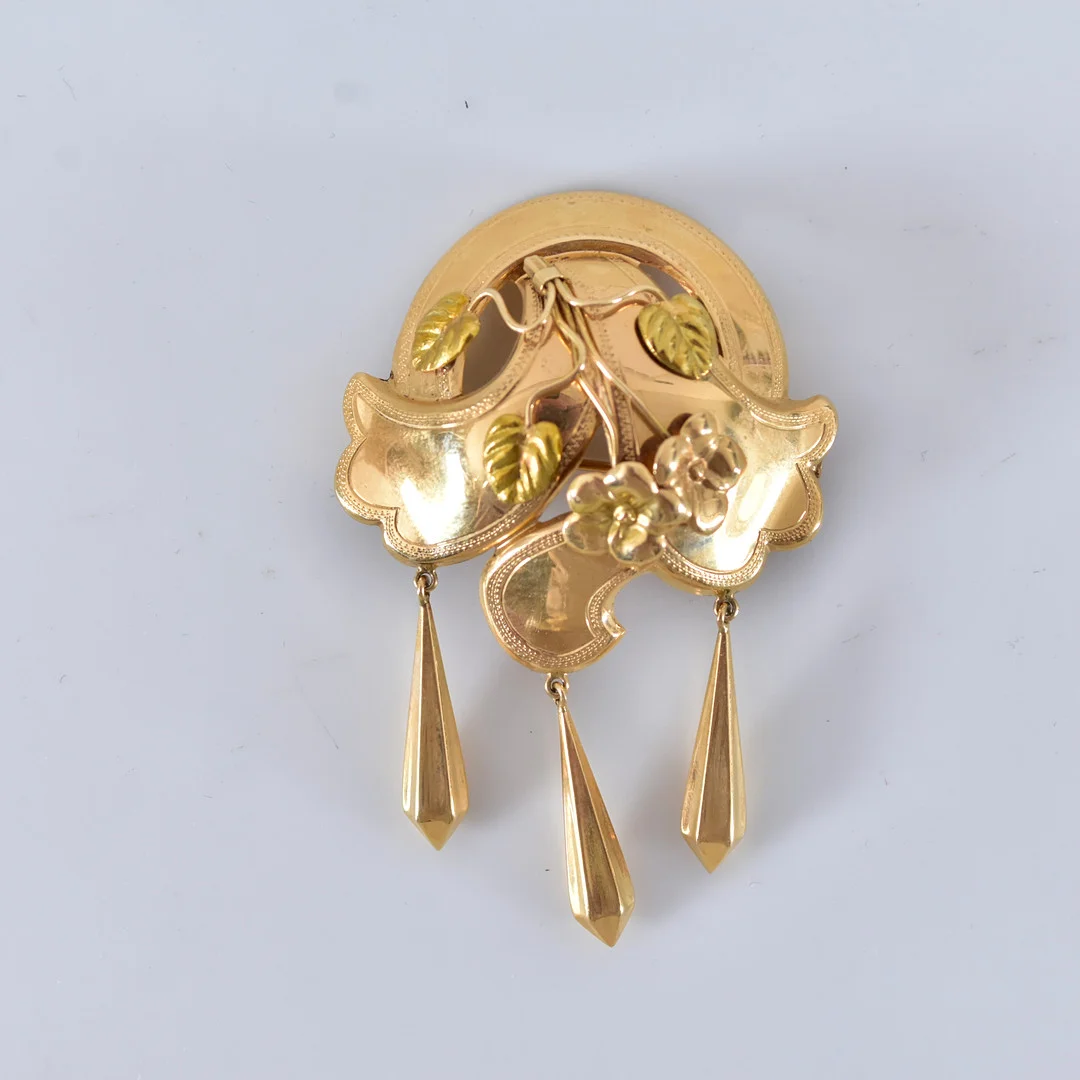 BROSCH MED HÄNGEN, 18 karat rödguld, Svedboms Vetlanda 1953. — Brooches & Pendants — Halmstads Auktionskammare