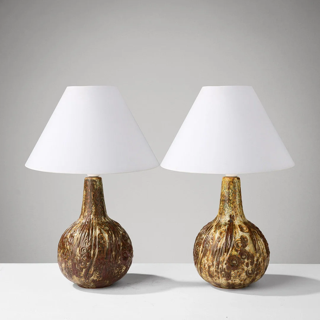 JØRGEN MOGENSEN (1922-2004). A pair of teardrop-shaped table lamps in glazed stoneware with organic reliefs, model no. F245, own studio in Holte, Denmark, 1960s/70s. — Table Lamps — Palsgaard Kunstauktioner