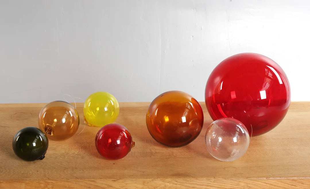 MICHAEL BANG (F. 1944, D. 2013). Samling bestående af syv dekorationskugler, farvet glas. Udført hos Holmegaard Glasværk, Danmark (7). — Art glass — Woxholt Auktionshus
