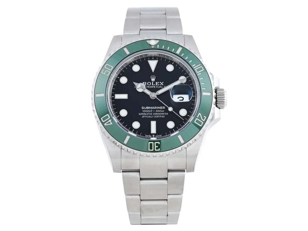 ROLEX, Oyster Perpetual Date, Submariner (1000ft = 300 m), Chronometer, s.k. "Starbucks", Ref nr. 126610LV, Serie nr. 857W29V3, Cal 3235, Verk nr. S104G601, herrur, 41 mm, stål, automatisk, safirglas, datum, grön keramisk ring (Cerachrom), Fliplocklänk, viklås (Glidelock), Ref nr. 97JB00-356/7YL+L9J, cert, april 2023, box, ytterkartong. — Klockor/Rolex — Kaplans