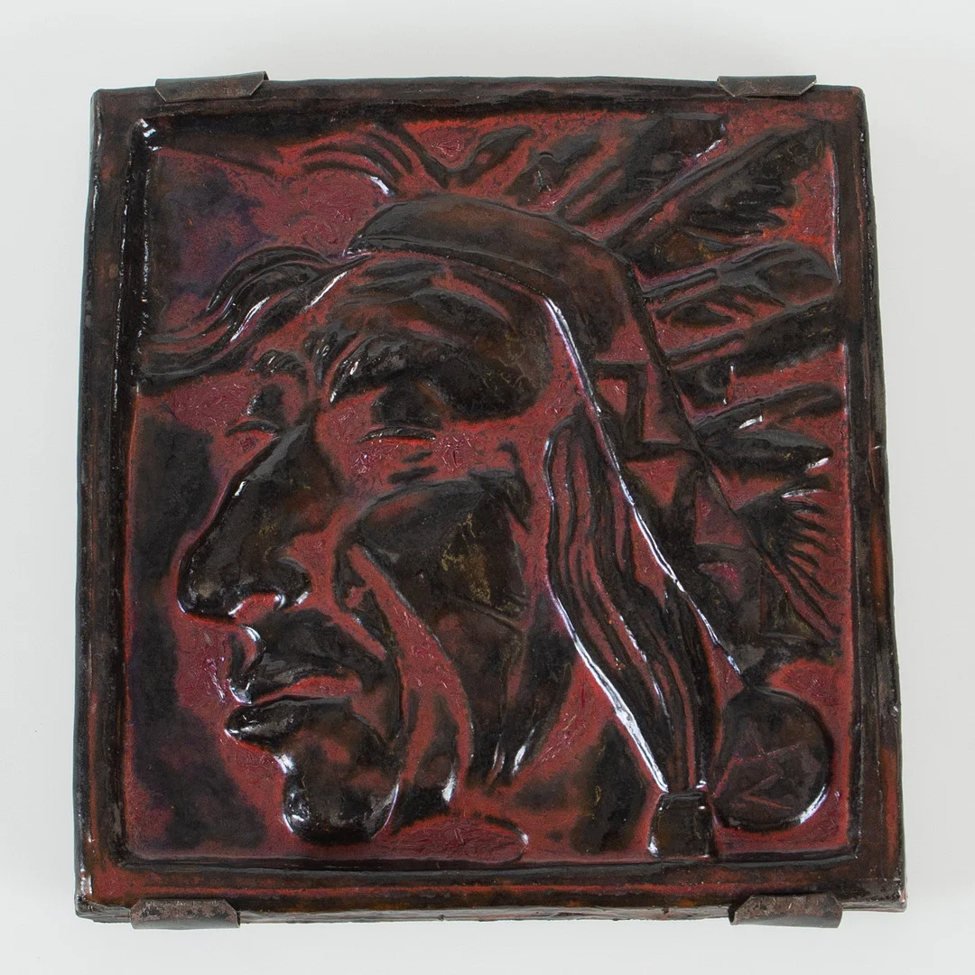 ALLAN EBELING. RELIEF, keramik, föreställande indian, signerad. — European — Laholms Auktionskammare