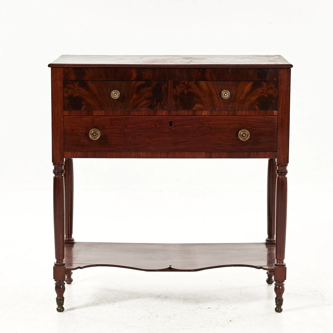 SIDEBOARD, 1800-talets mitt, fanerad i mahogny, beslag i mässing, 3 lådor. — Cupboards, Cabinets & Shelves — Stockholms Auktionsverk Magasin 5