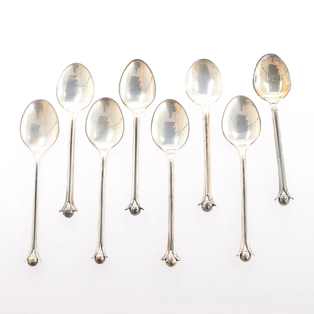 KAFFESKEDAR, 8 stycken, dekor med golfboll, silver. — Silver — RA Auktionsverket Norrköping