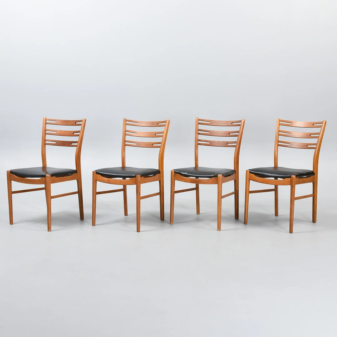 FARSTRUP MØBELFABRIK. Sæt af fire stole. Ryg af teak med stel af bejdset bøg. Danmark, 1960'erne. — Armchairs & Chairs — Sørensen Auktioner