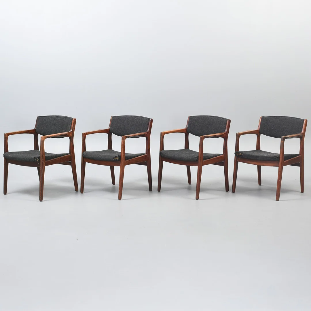 ERIK BUCH. Sæt af fire armstole i palisander. Fremstillet hos Ørum Møbelfabrik. Danmark, 1960'erne (4). — Armchairs & Chairs — Sørensen Auktioner