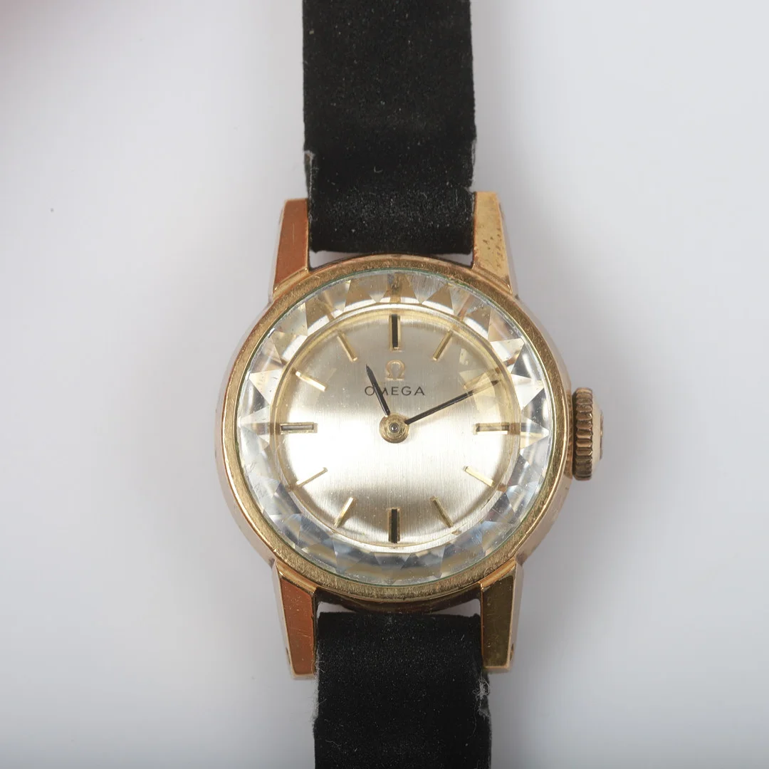 DAMARMBANDSUR, Omega, förgyllt stål. — Wristwatches — Helsingborgs Auktionskammare
