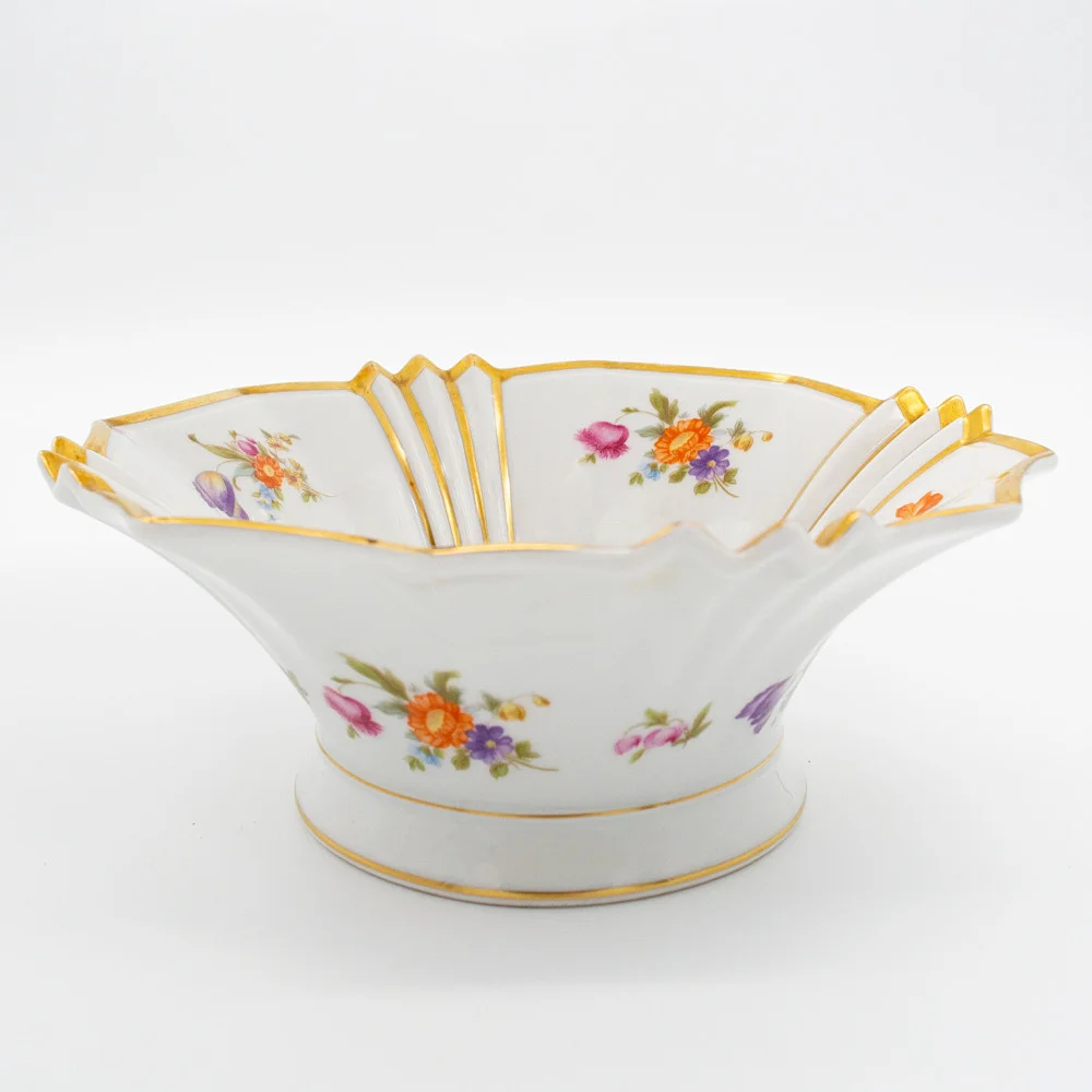 SCHALE AUS WEISSEM PORZELLAN, MANUFAKTUR KRAUTHEIM SELB BAVARIA, KRÄFTIGER GOLDRAND UND GOLDENE AKZENTUIERUNGEN AN DEN RELIEFLINIEN, DEKOR BUNTE BLUMEN INNEN UND AUSSEN, HANDBEMALT. — European — Kunst- und Auktionshaus Kleinhenz