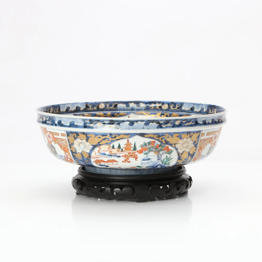 SKÅL PÅ TRÄSTÄLL. Porslin med Imari-dekor. Japan, 1900-tal. — Ceramics & Porcelain — Skånes Auktionsverk