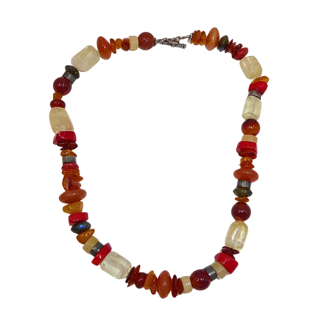 HALSKETTE MIT VERSCHIEDENEN STEINPERLEN UND KNEBELVERSCHLUSS. — Jewellery — Auktionshaus Stuber's Hammerschlag