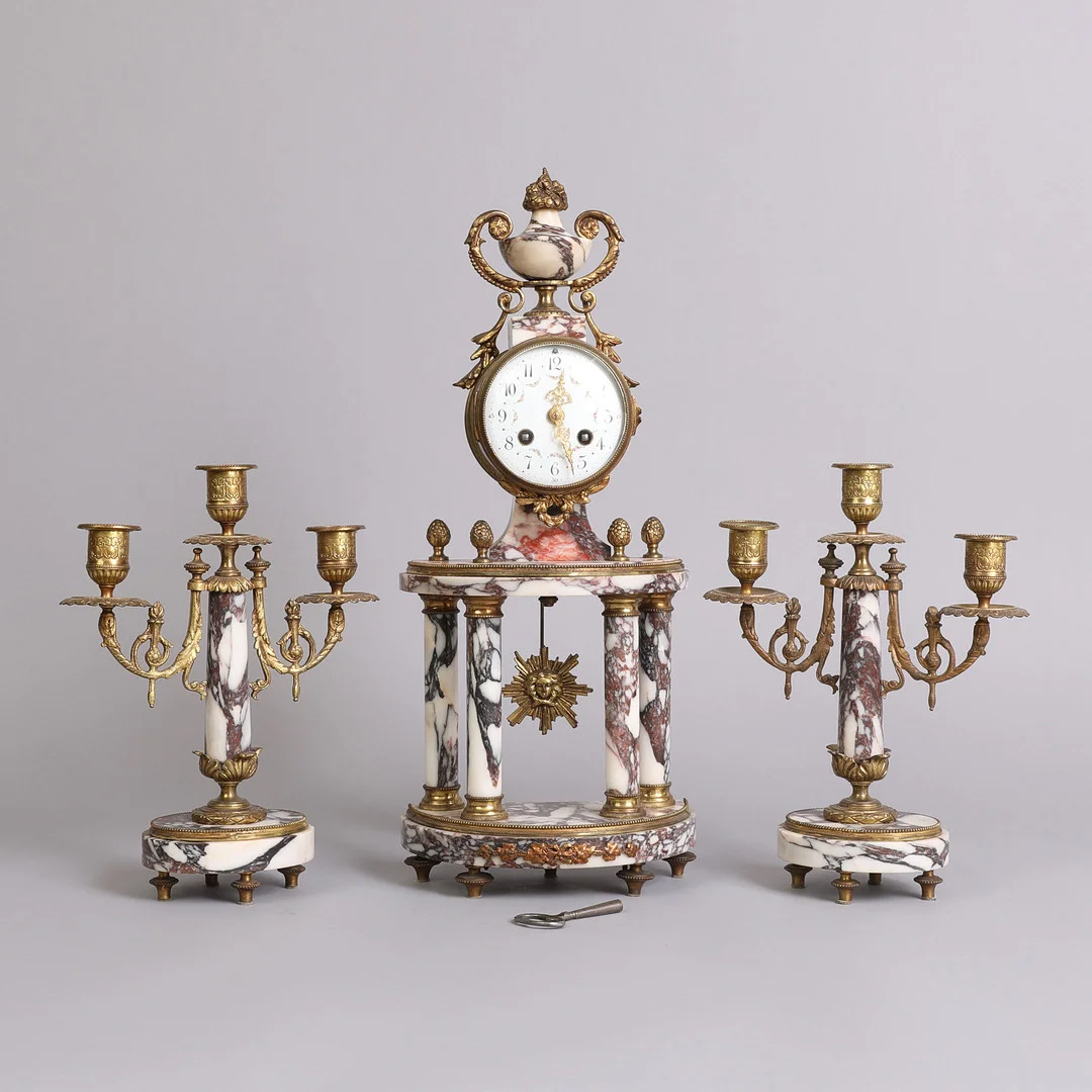 JAPY FRERES. Fransk kamingarniture af marmor og forgyldt bronze, ca. år 1900 (3). — Mantel clocks — Bidstrup Auktioner