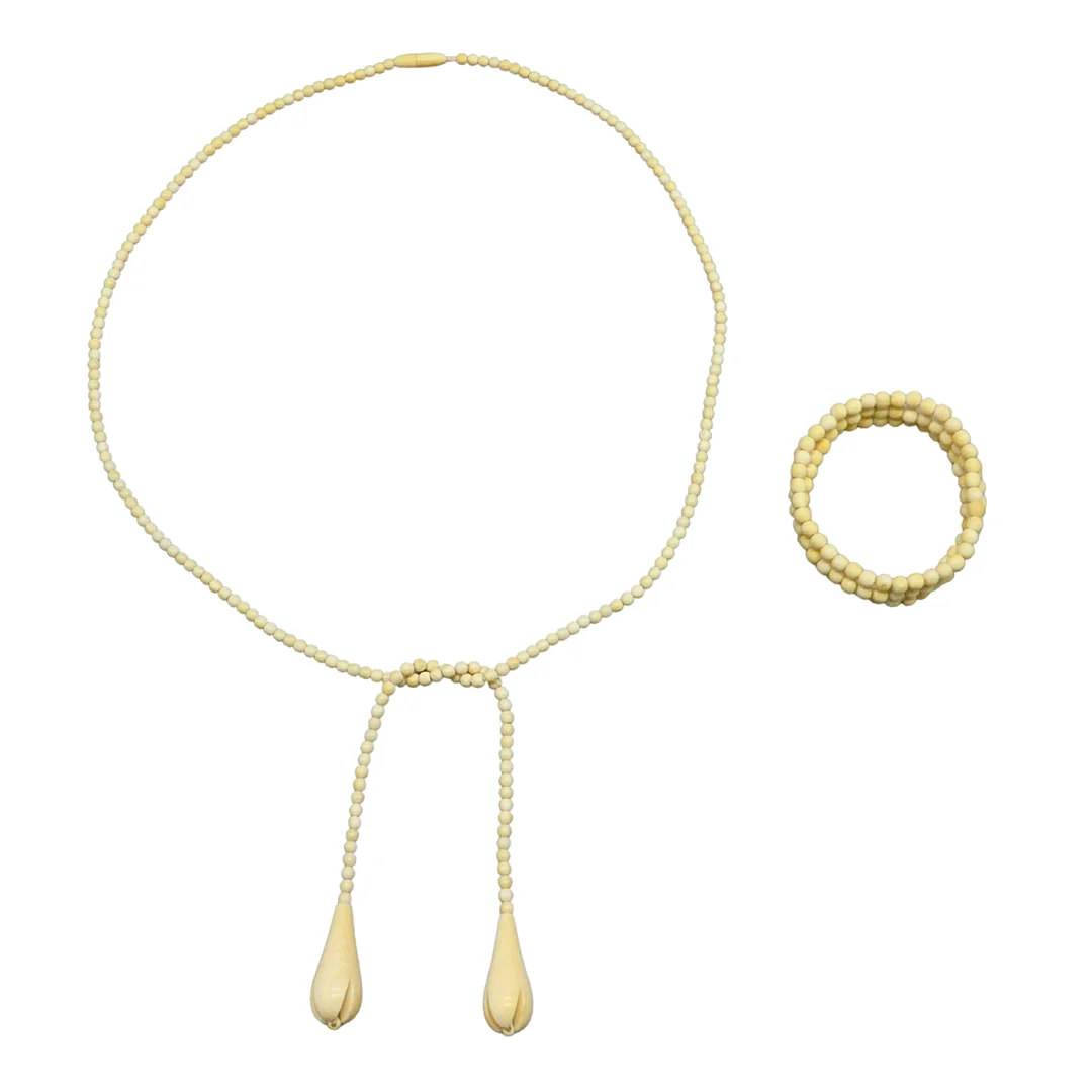 PERLENKETTE UND ARMBAND AUS BEIN. — Jewellery — Auktionshaus Stuber's Hammerschlag
