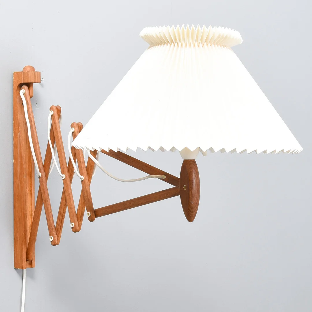 ERIK HANSEN. Le Klint. "Sax" væglampe / sakselampe af egetræ, model 332/334. — Wall Lights — Sørensen Auktioner
