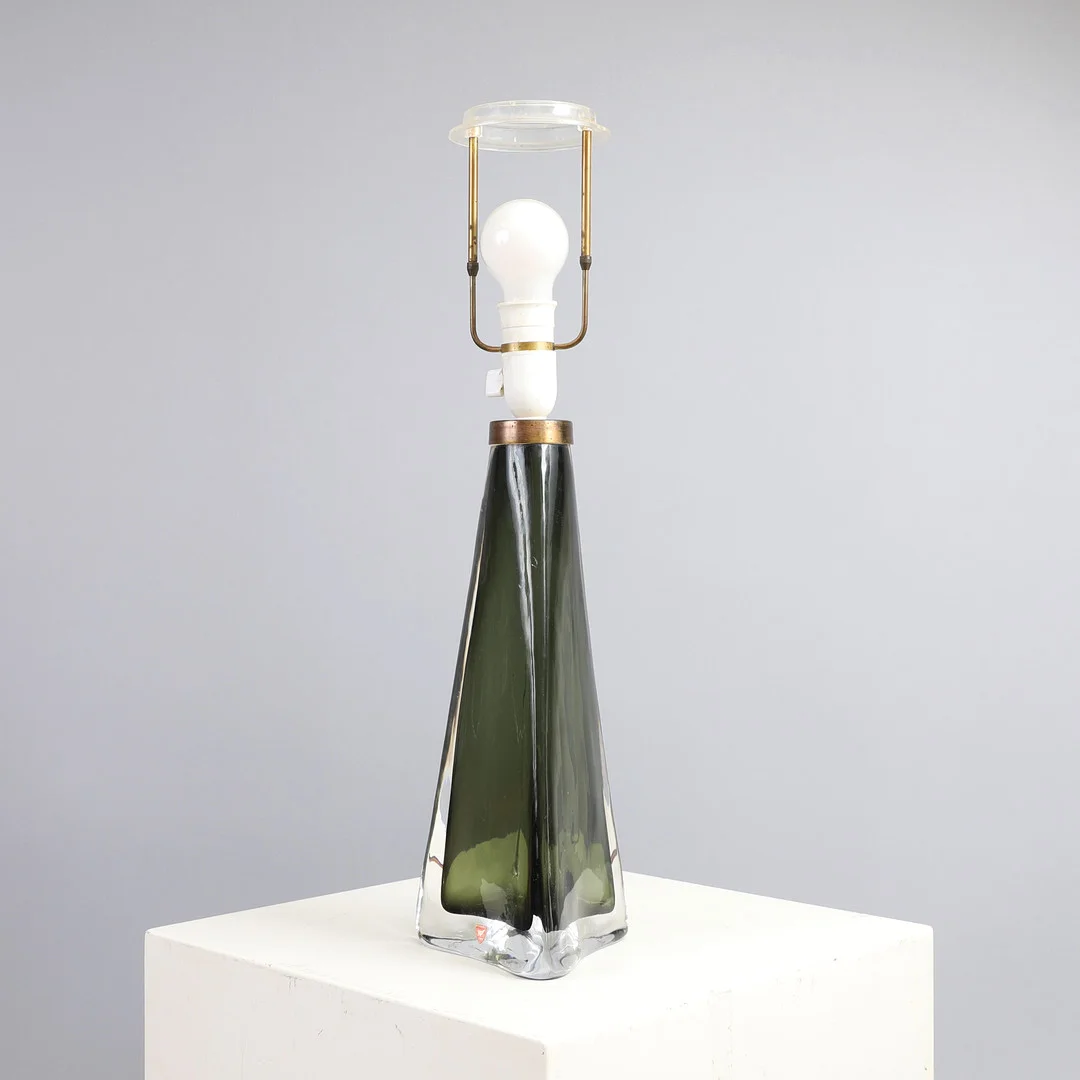 CARL FAGERLUND. Bordlampe af grønt og klart glas, stor model. — Table Lamps — Bidstrup Auktioner