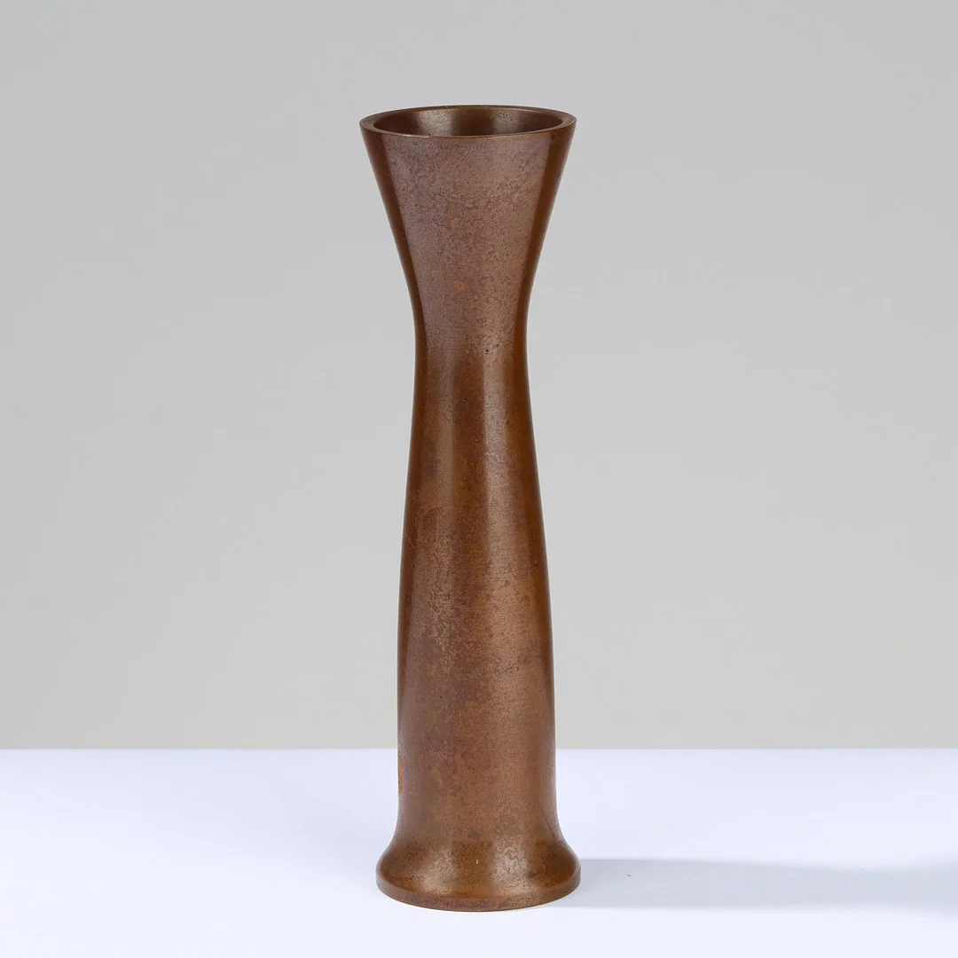 HASEGAWA YOSHIHISA: Japanese bronze vase with a slender profile and warm patina in brown shades, stamped and executed in his own workshop in Japan, 20th century. — Bronzes — Palsgaard Kunstauktioner