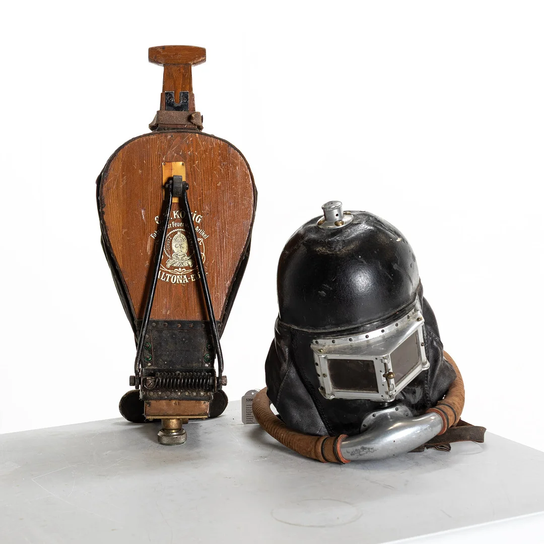 GASMASK, för brandmän, C.B König, Fabrik für feuerwehr-artikel, Hamburg, Tyskland, omkring sekelskiftet 1900. — Armour & Uniform — Handelslagret Auktionsservice