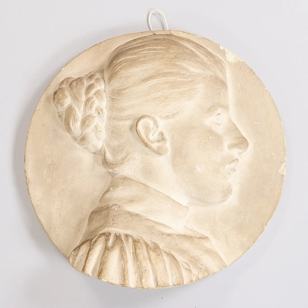 NIELS NIELSEN (1872-1921). Rundt gipsrelief forestillende ung kvinde med opsat hår i profil, signeret og dateret 'N.N 97' (1897). — Sculptures & Bronzes — Palsgaard Kunstauktioner