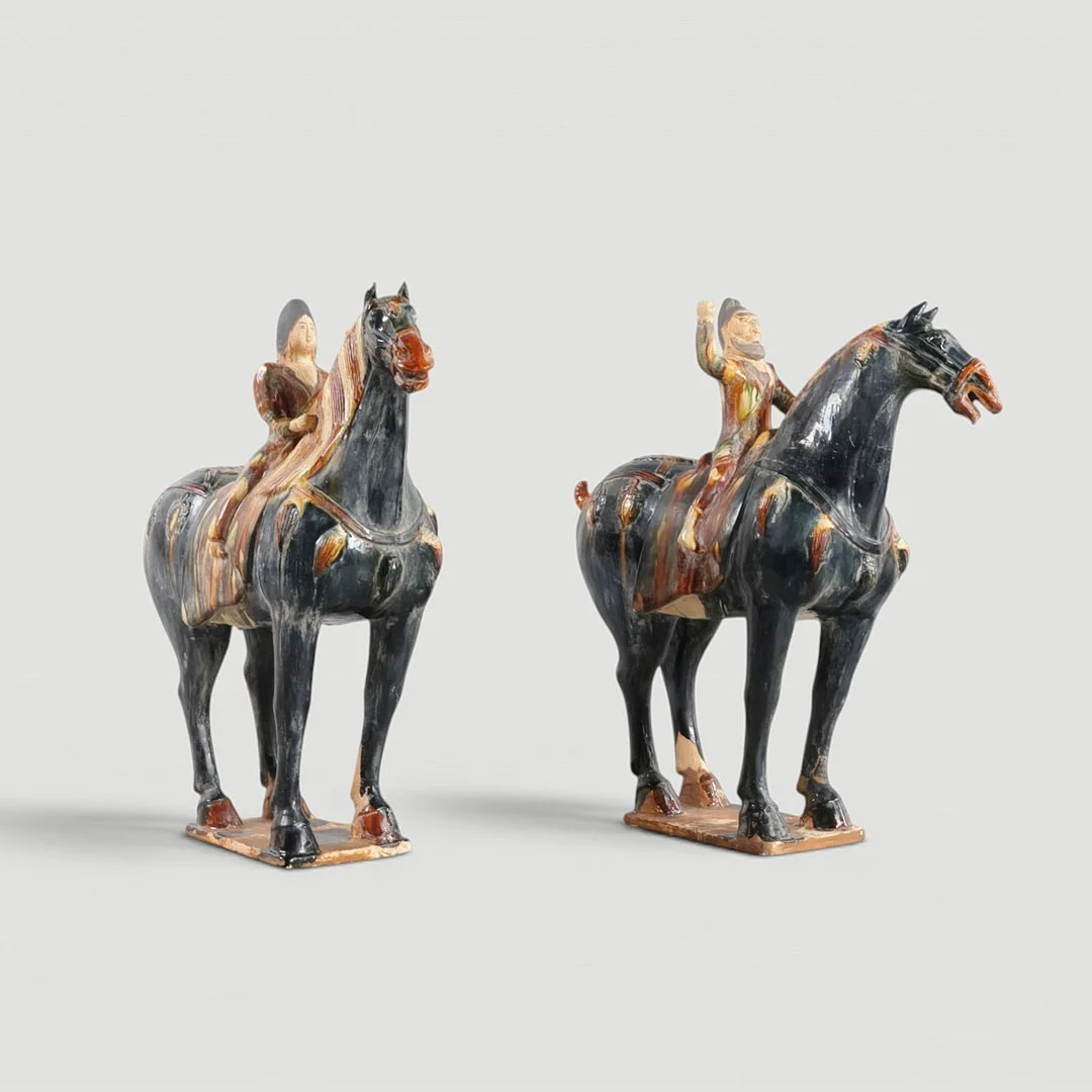 To figurer på hest. "Tang-stil" Glaseret lertøj. Flerfarvet. 20. århundrede. (2). — Other collectables — Woxholt Auktionshus
