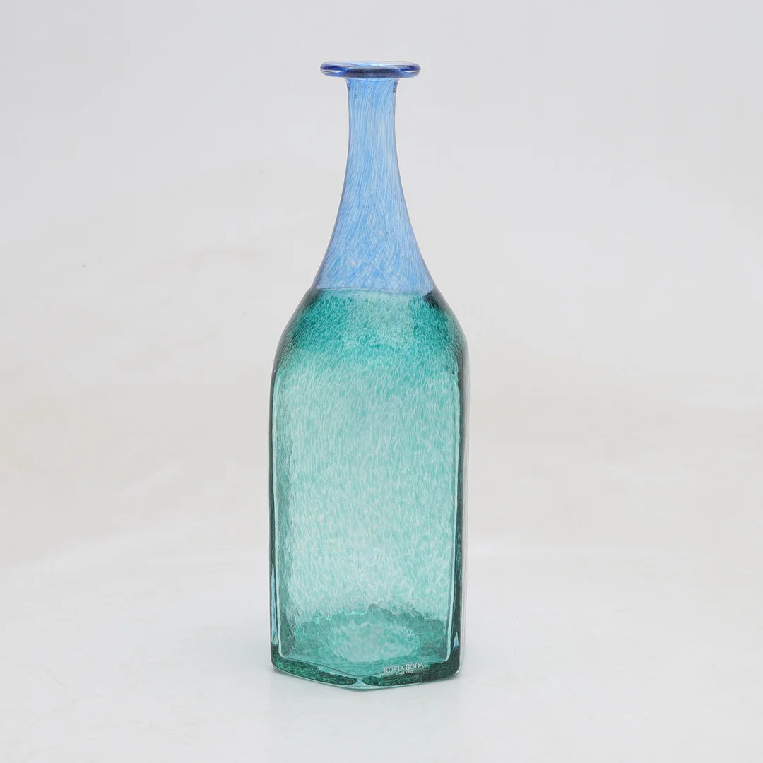 BERTIL VALLIEN. flaska, glas, Kosta Boda Artist Collection, signerad. — Art glass — Gomér & Andersson Norrköping