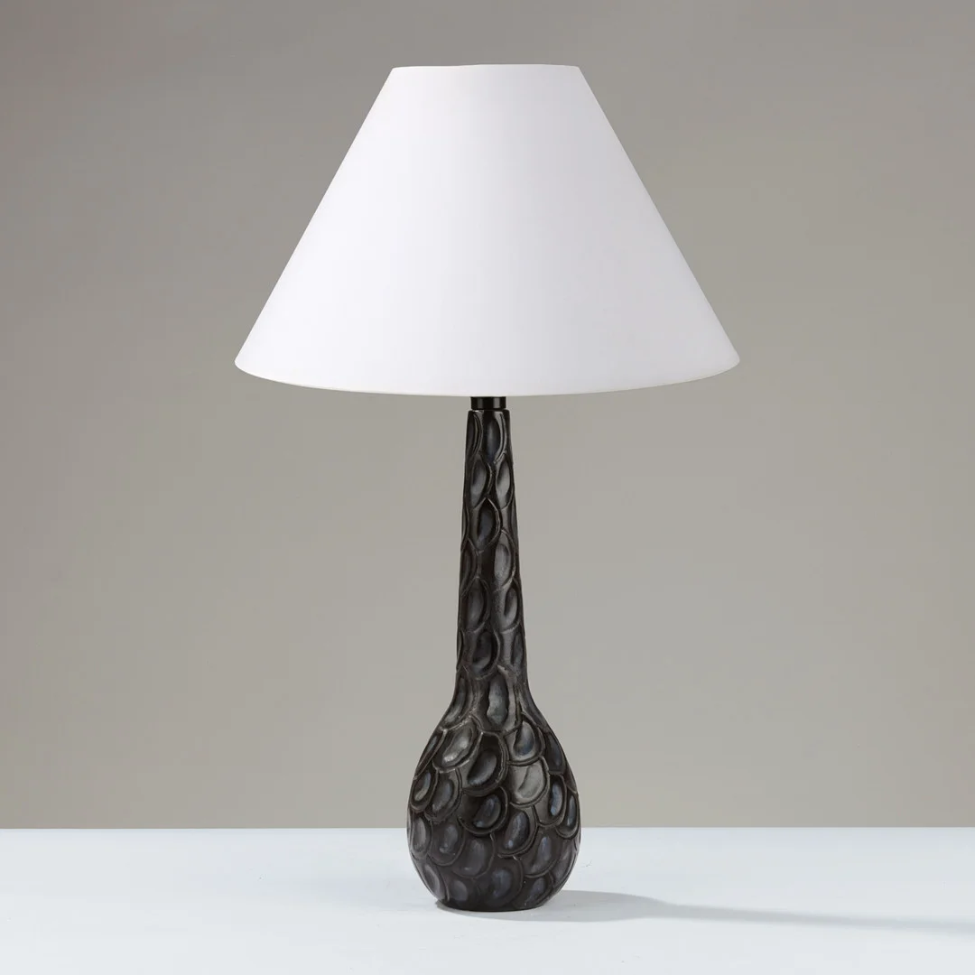 HELGE ØSTERBERG (1905-82). Bordlampe med aflang dråbeform af blåglaseret keramik, hals og korpus dekoreret med furer og fordybninger, eget værksted i Virum, Danmark, 1960'erne. — Table Lamps — Palsgaard Kunstauktioner