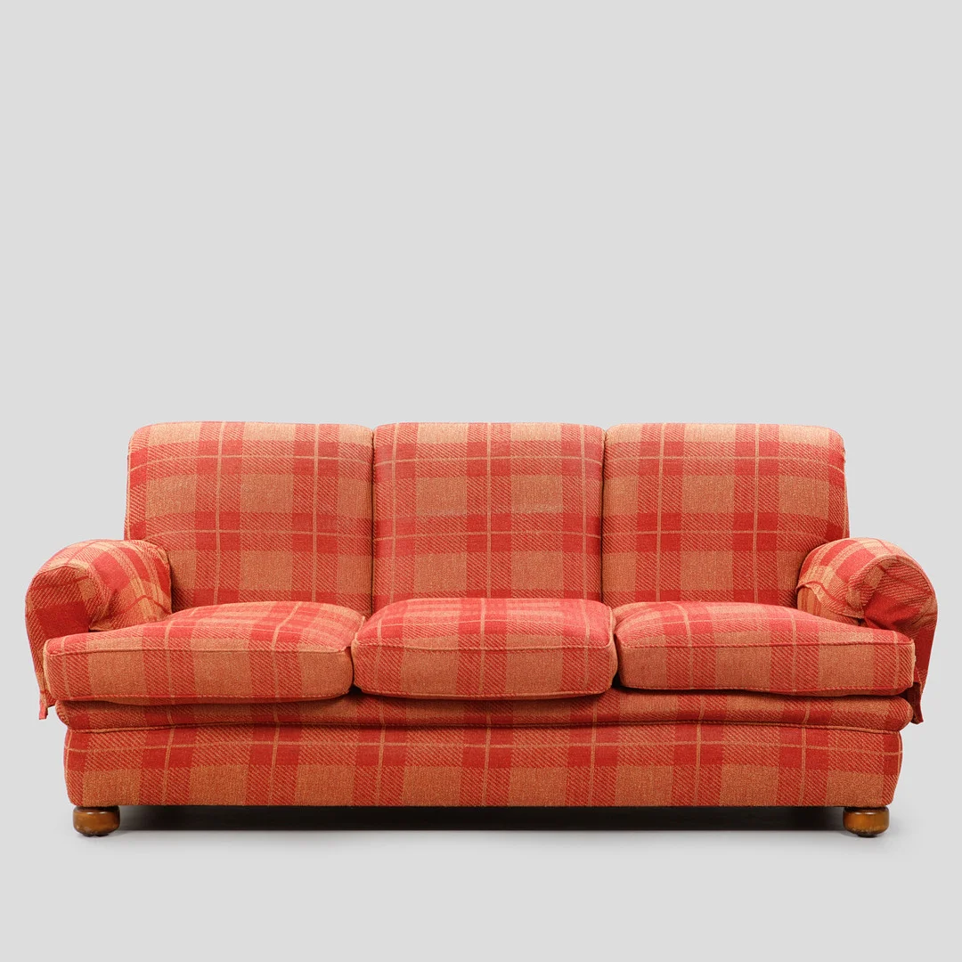 JOSEF FRANK. Soffa, modell 703. Firma Svenskt Tenn. — Sofas & Seatings — Göteborgs Auktionsverk