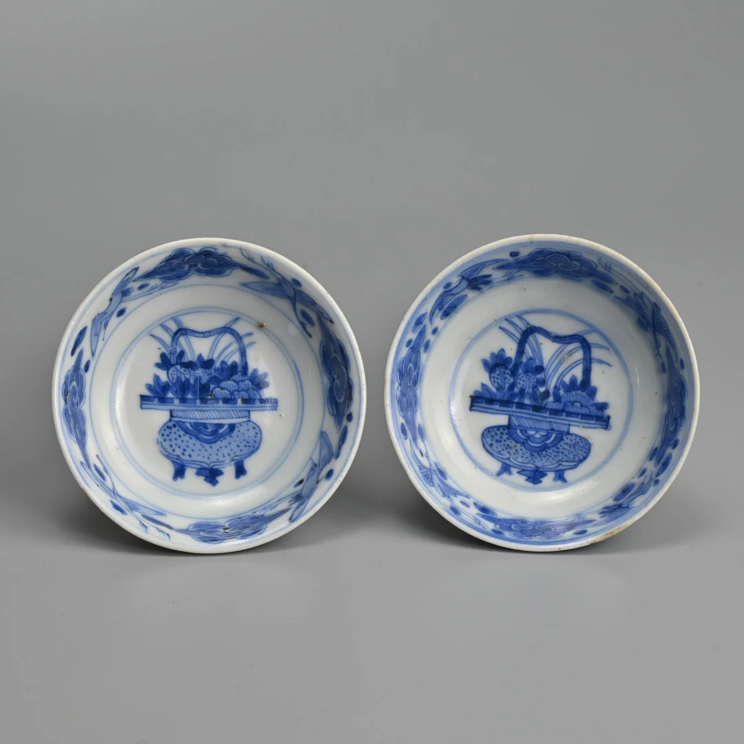 VERY RARE CHINESE 'EGRET' MARKED KRAAK PORCELAIN, TWO SMALL BLUE AND WHITE DISHES, WANLI PERIOD (1573-1619). — Ceramics & Porcelain — Ma San Auction