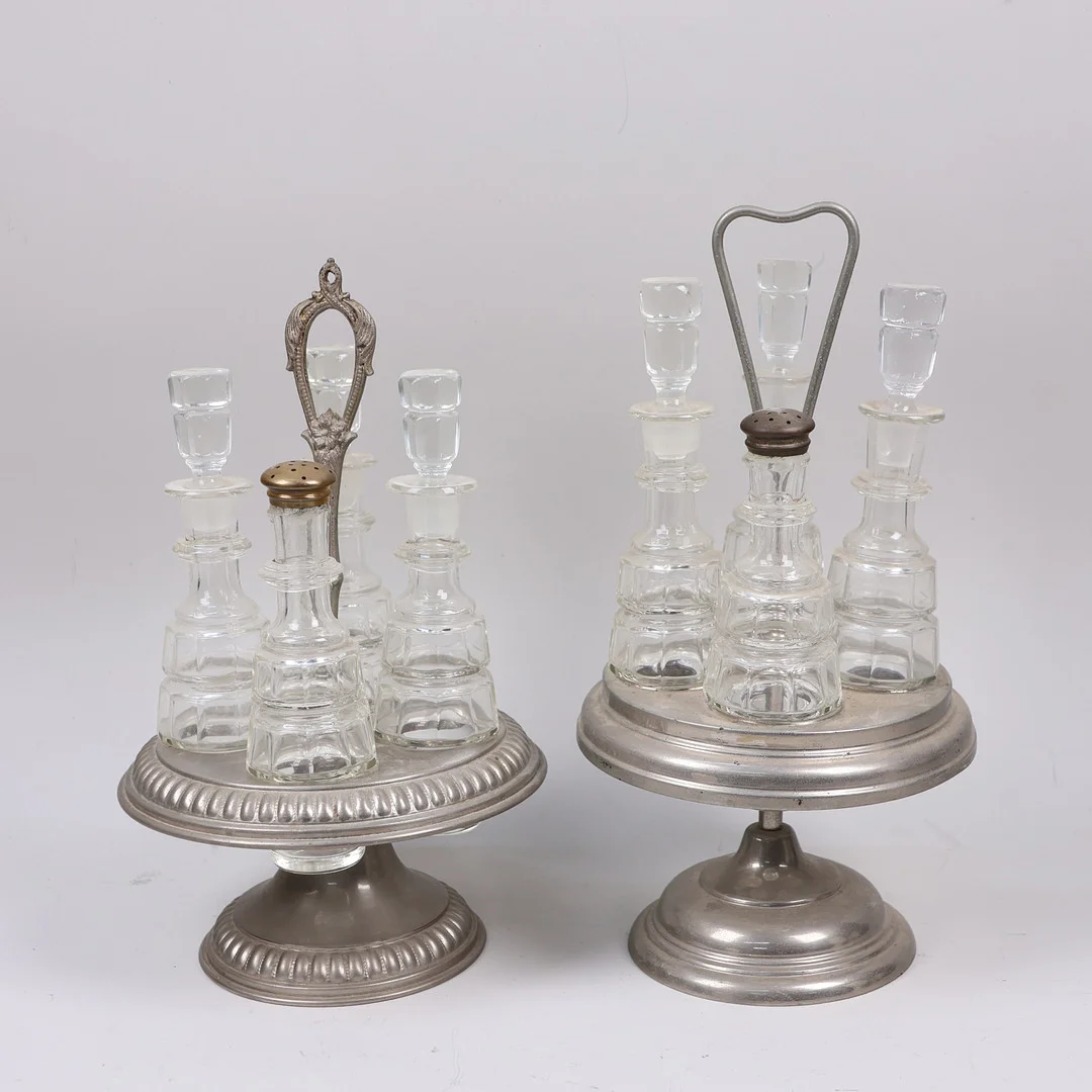 BORDSSURTOUT, metall och glas, 1900-tal, 2 st. — Silver plated — Markus Auktioner