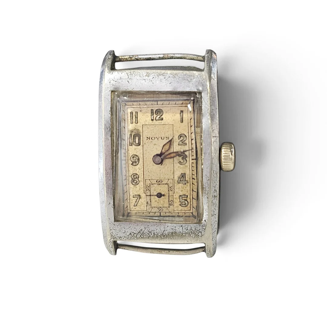 NOVUS. Swiss Made Vintage. Reloj de pulsera mecánico Art- Decó. En acero. — Wristwatches — Arce Auctions