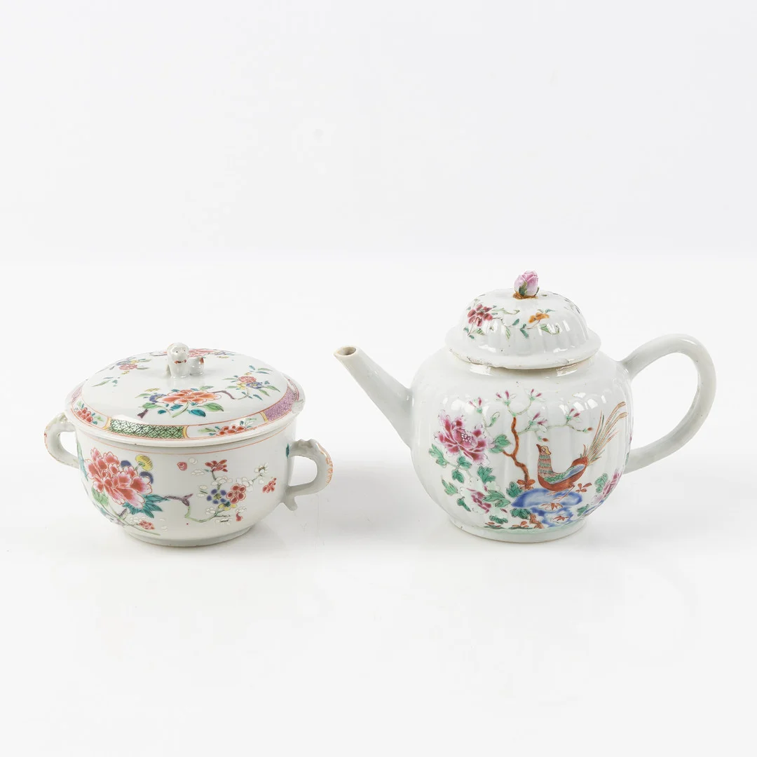 TEKANNA MED BURK, Kina, porslin med målad dekor, Qingdynastin, 17/1800-tal. — Ceramics & Porcelain — Stockholms Auktionsverk Helsingborg