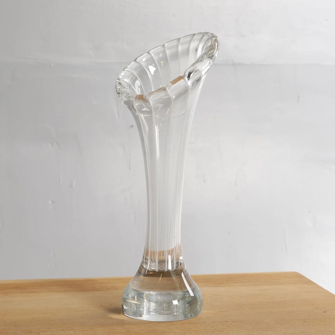 MIKKO HELANDER. "Kalla", vase af klart glas, dekoreret med vertikale striber. Udført hos Humppila, Finland, 1960'erne. — Art glass — Woxholt Auktionshus
