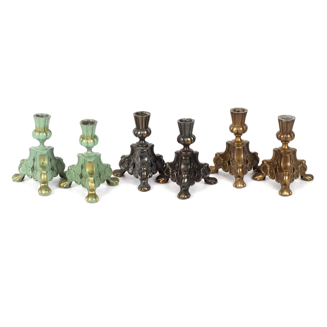 LJUSSTAKAR tre par, patinerad metall. 1900-tal. — Candlesticks — Stadsauktion Sundsvall