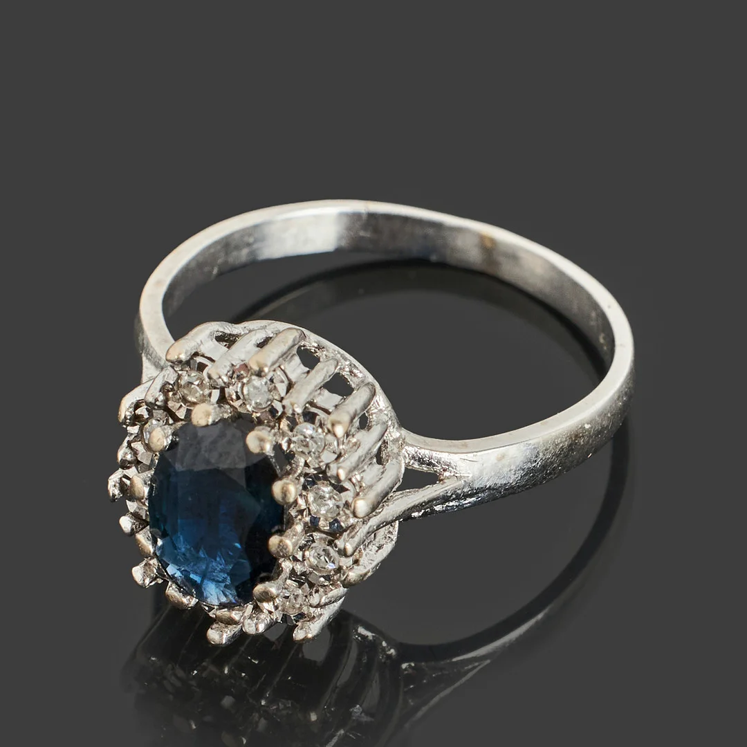CARMOSÉRING, 18k vitguld, mörkblå safir bekransad med 10 st enkelslipade diamanter. — Rings — Crafoord Auktioner Stockholm