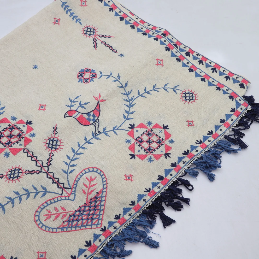 BLEKINGEDUK, figuralt broderi, 1900-tal. — European Carpets & Textiles — Gomér & Andersson Norrköping