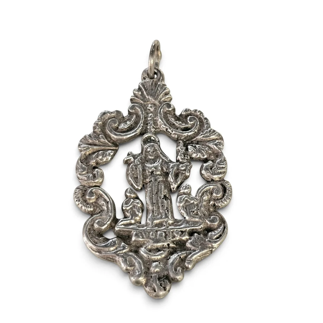 Medalla Virgen del Carmen, siglo XVIII en plata. — Pewter, Brass & Copper — Arce Auctions