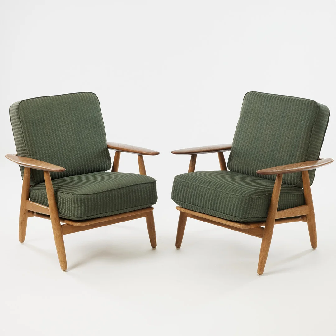 HANS J WEGNER. "GE-240", fåtöljer, 1 par, Getama, Danmark 1950/60-tal, stommar i ek, grön originalklädsel. — Armchairs & Chairs — Stockholms Auktionsverk Magasin 5