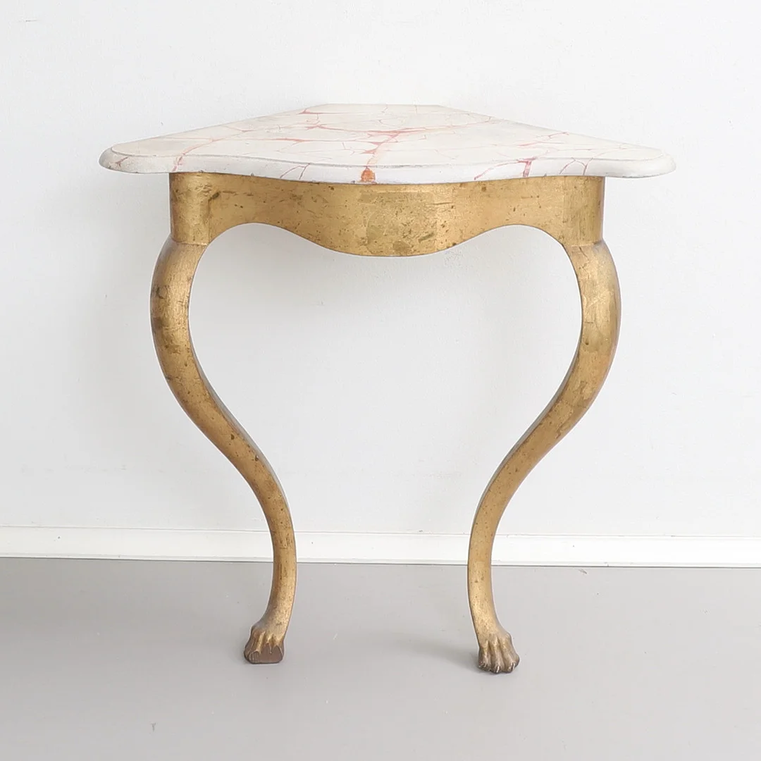KONSOLBORD, hörnmodell, trä, målad skiva, sekelskifte 1900. — Tables — RA Auktionsverket Norrköping