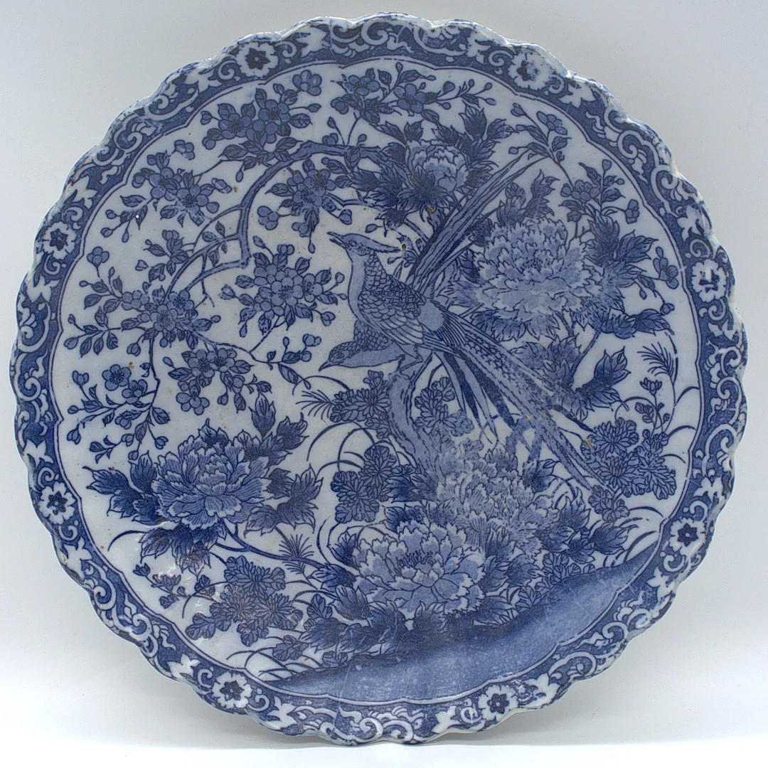ANTIKER JAPANISCHER BLAU-WEISS IMARI-TELLER MIT WELLENSCHLIFF AUS DEM 19 JAHRHUNDERT. — Ceramics & Porcelain — Kunst- und Auktionshaus Kleinhenz