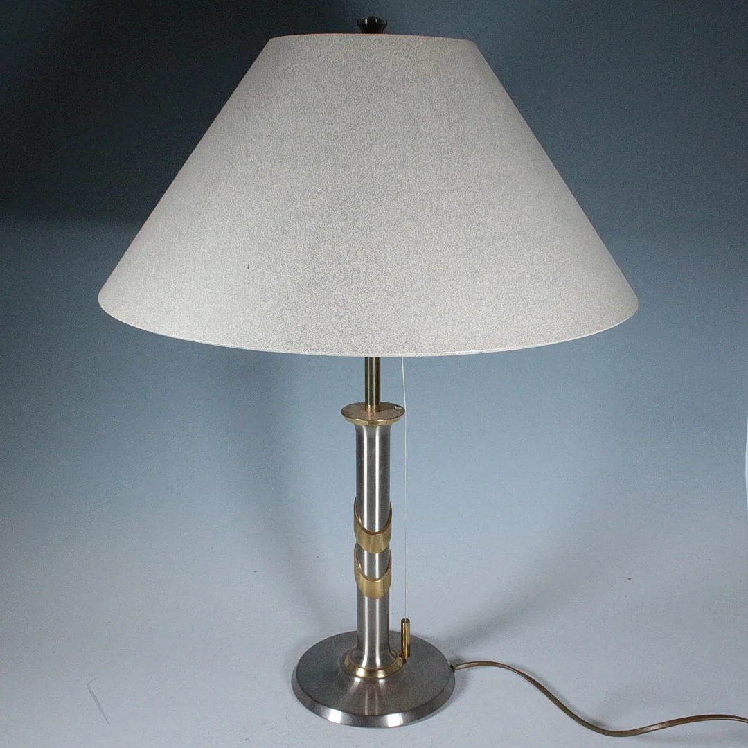 Tischlampe aus Messing und Edelstahl, 1980er. — Table Lamps — Stockholms Auktionsverk Düsseldorf/Neuss