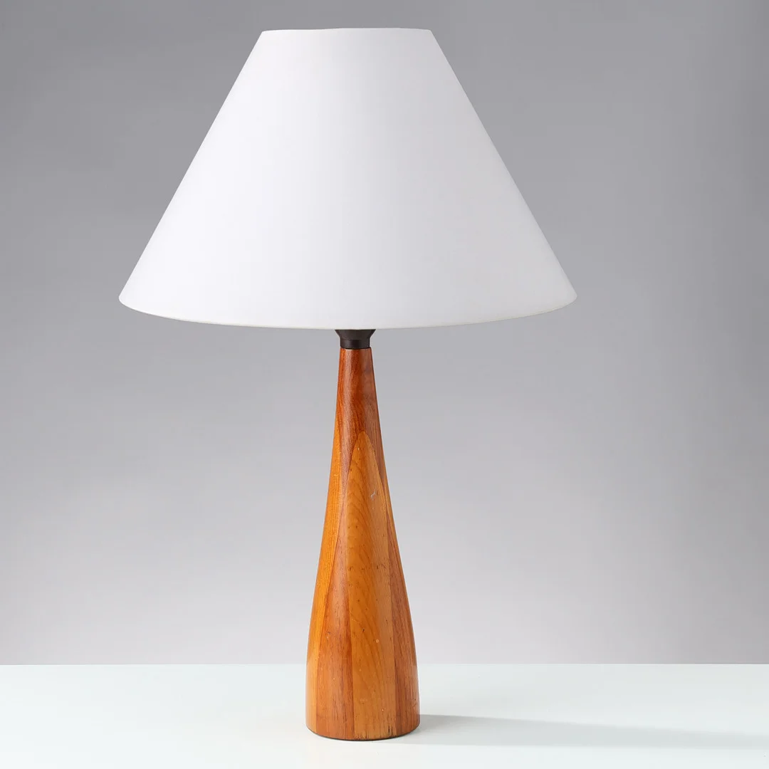 Konisk bordlampe af teaktræ, Danmark, 1950/60'erne. — Table Lamps — Palsgaard Kunstauktioner