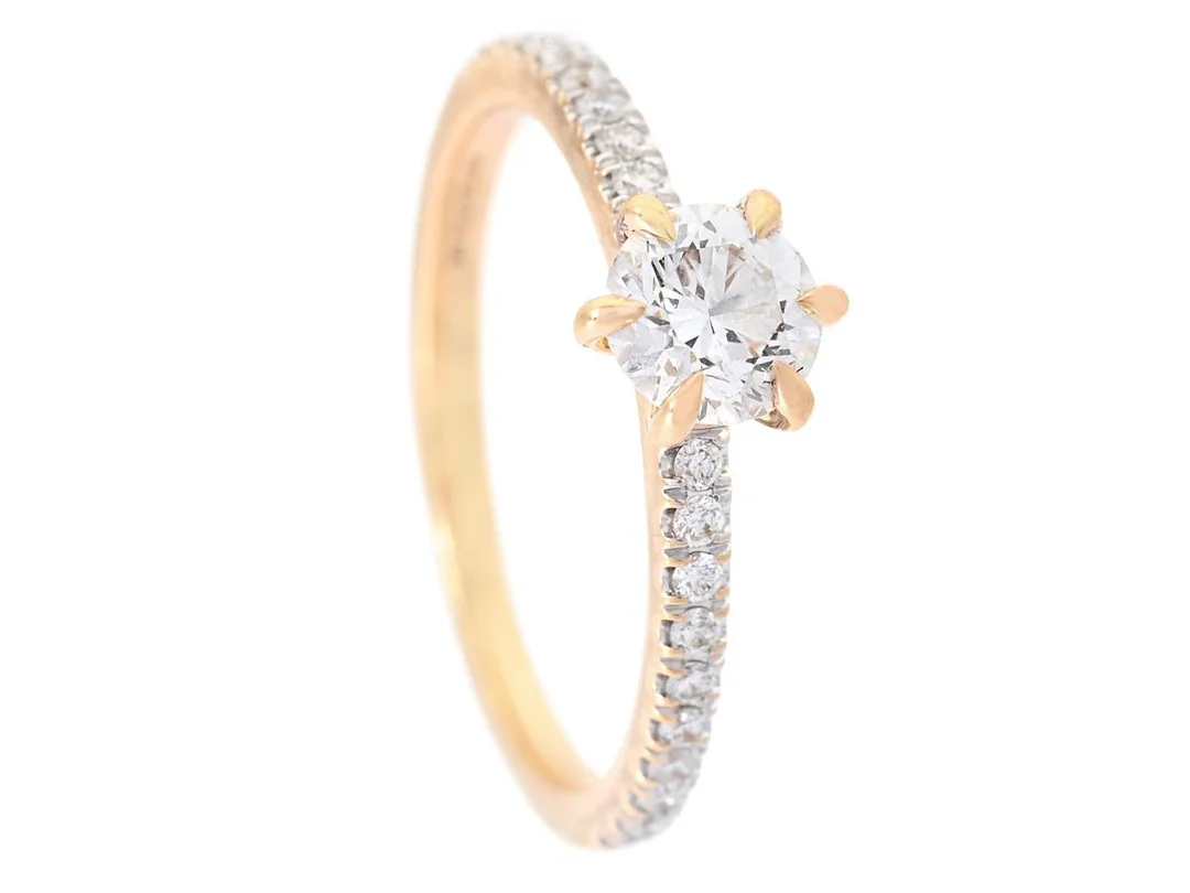RING, 18K guld, briljantslipad diamant 0,50 ct, W/SI1, GIA certifikat 6512712865, 20 briljantslipade diamanter 0,15 ctv, Story of love, Guldfynd, stl 16,25 mm, vikt 2,5 g. — Smycken/Ring — Kaplans