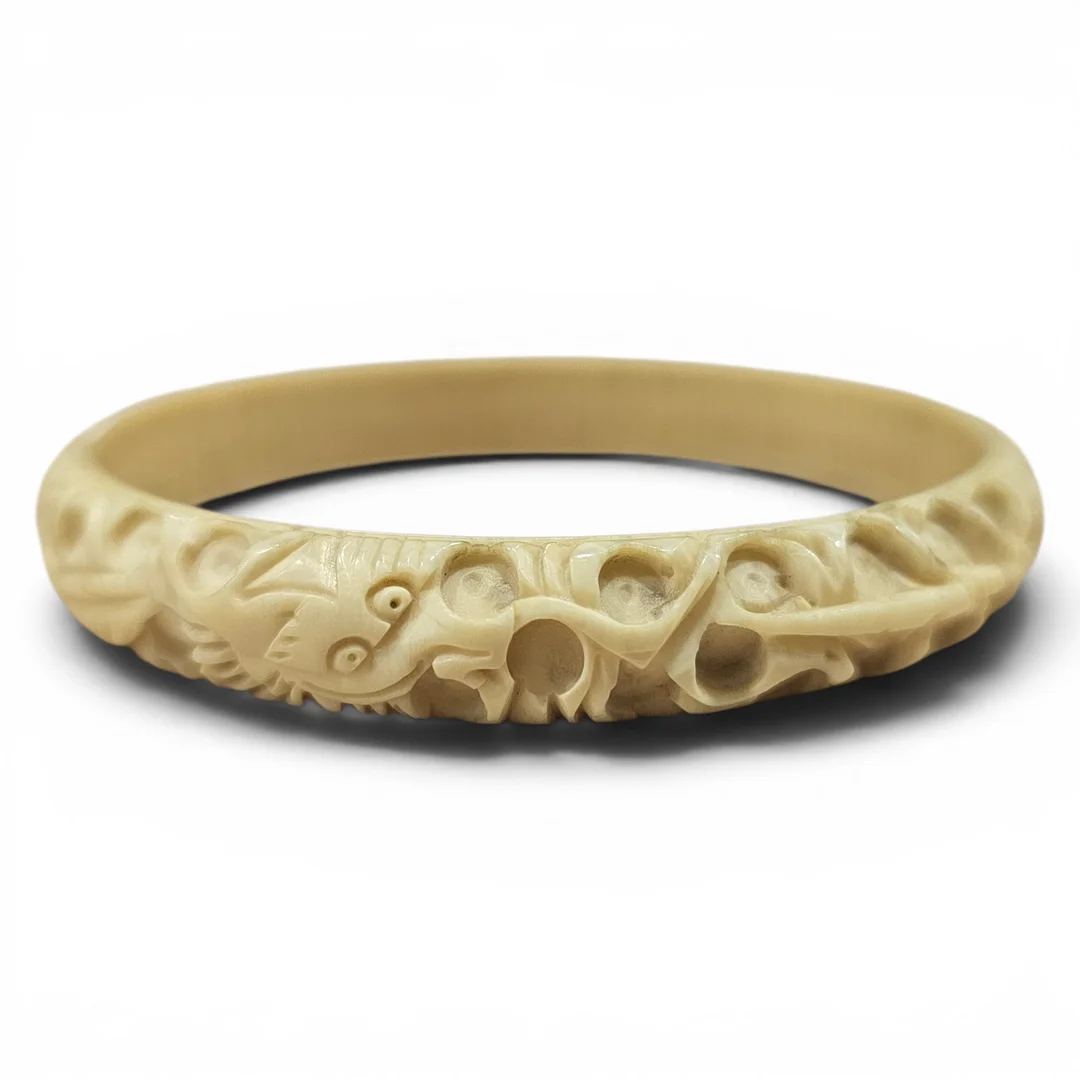 Pulsera tipo esclava en hueso tallado con motivo de dragones. — Bracelets — Arce Auctions