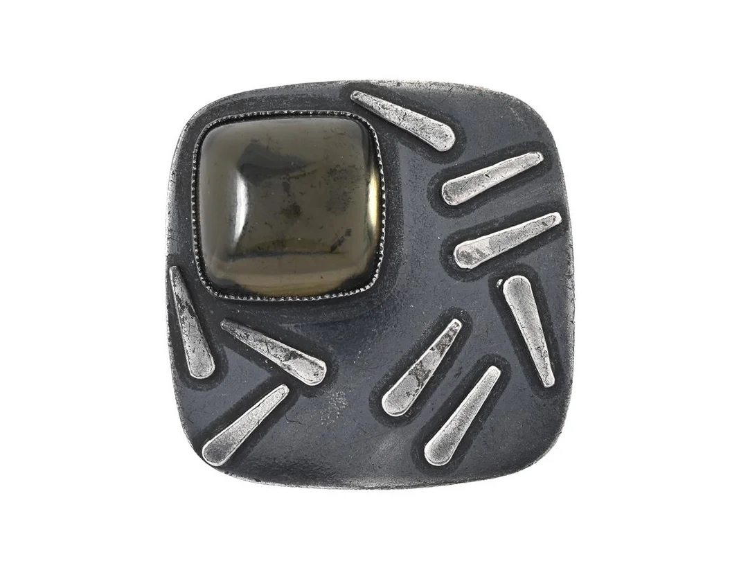 BROSCH, sterlingsilver, nål i vitmetall, glas, höjd 3,2 cm, vikt ca 9,5 g. — Smycken/Brosch — Kaplans