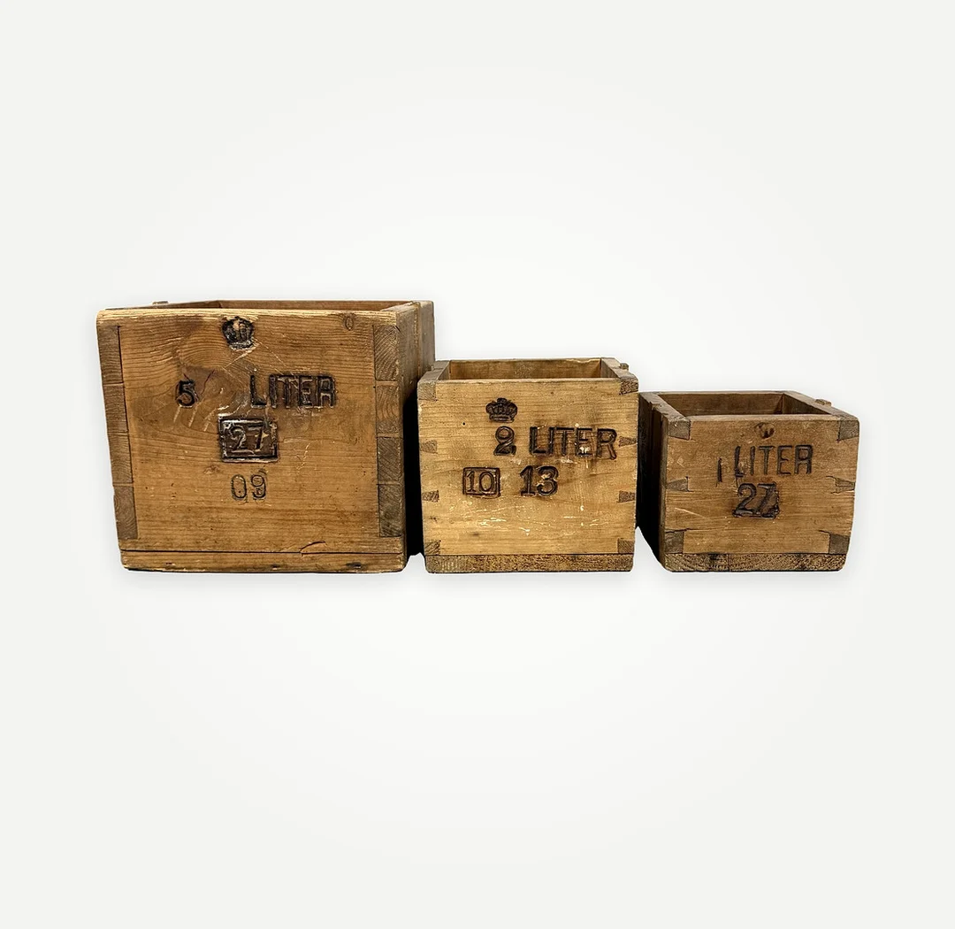 KRÖNT MÅTT, 3 st, 1, 2, 5 liter, 1800-tal. — Bowls & Boxes — Auktionshuset STO Bohuslän