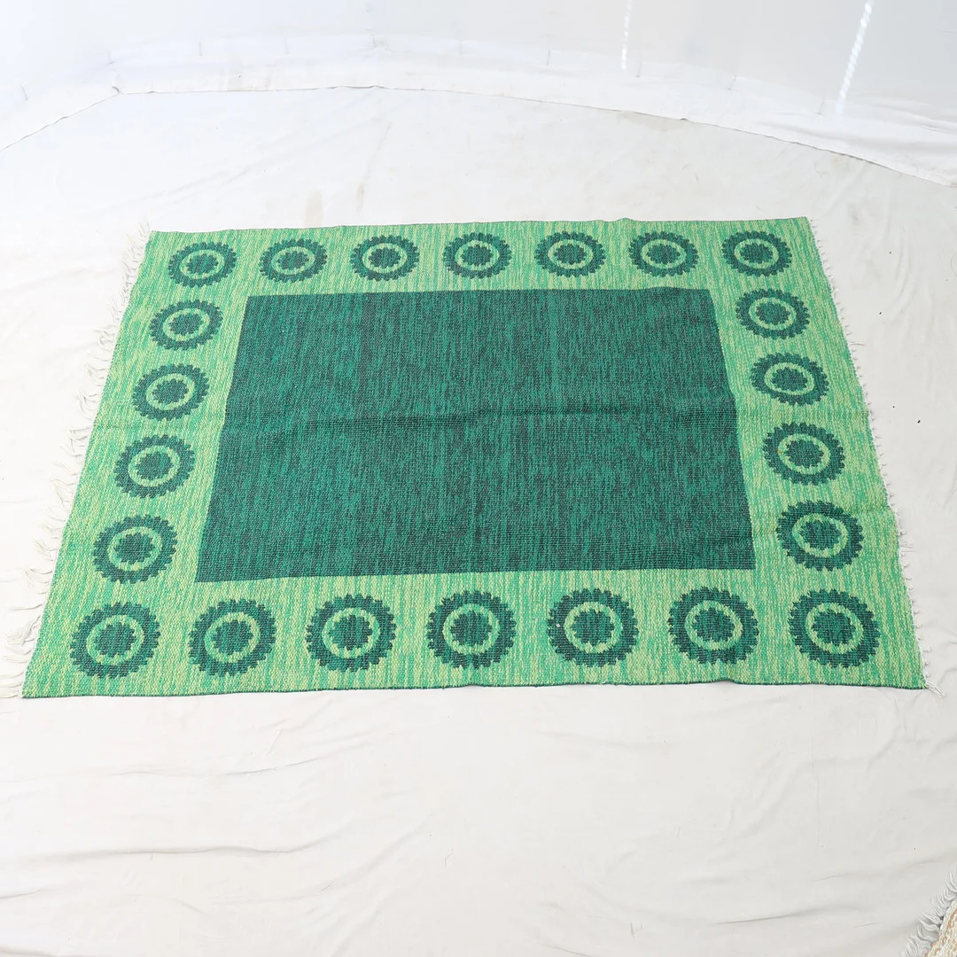 VÄVD MATTA, plast, 1970-tal. — Carpets — Falun Auktionsbyrå
