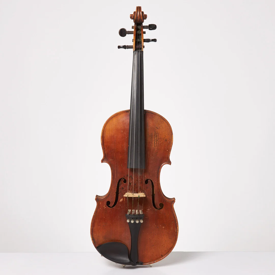 VIOLIN. Tvådelat lock gran, sidor, tvådelat bakstycke lönn, ebenholts. — Musical instruments — Stockholms Auktionsverk Sickla