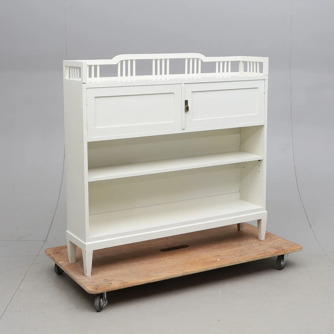 BOKHYLLA-/SKÅP, jugend/Carl Larsson-stil, omkring 1900. — Cupboards, Cabinets & Shelves — Gomér & Andersson Norrköping
