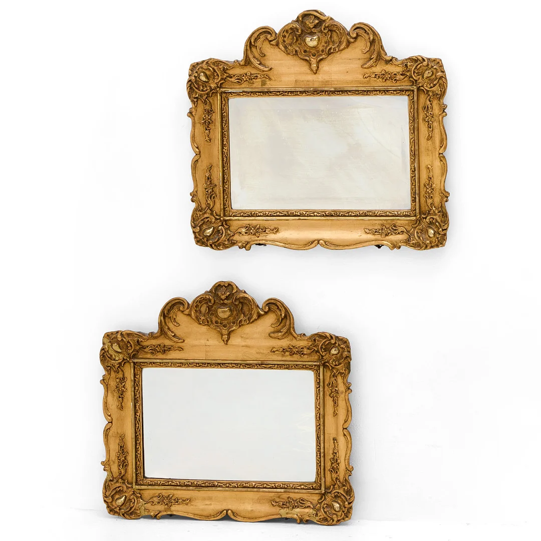 SPEGLAR, ett par, senempire, 1800-talets mitt, dekor i pastellage, förgyllda och bronserade. — Mirrors — Crafoord Auktioner Stockholm