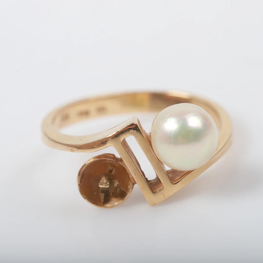 RING, 18 K guld med odlad pärla. — Rings — Helsingborgs Auktionskammare