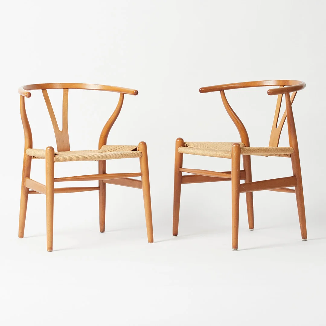 HANS J. WEGNER. Carl Hansen & Søn, Paar Stühle / Esszimmerstühle, Modell Wishbone Chair / Y-Stuhl 'CH24', Eiche, Kordelgeflecht, Entwurf 1949, Dänemark. (2). — Armchairs & Chairs — Stockholms Auktionsverk Köln