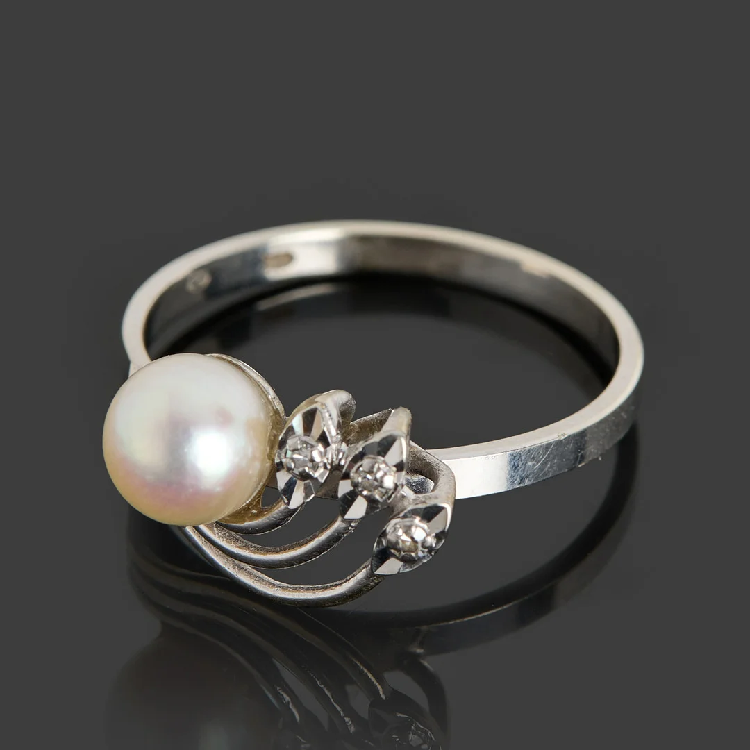 RING, 18k vitguld, genombruten dekor med en pärla samt 3 st enkelslipade diamanter. — Rings — Crafoord Auktioner Stockholm