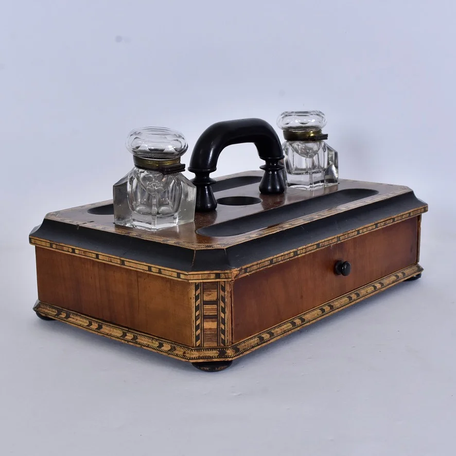 SKRIVSCHATULL, intarsiainlagt trä, England, 1800-talets 2 hälft. — Miscellaneous — Halmstads Auktionskammare